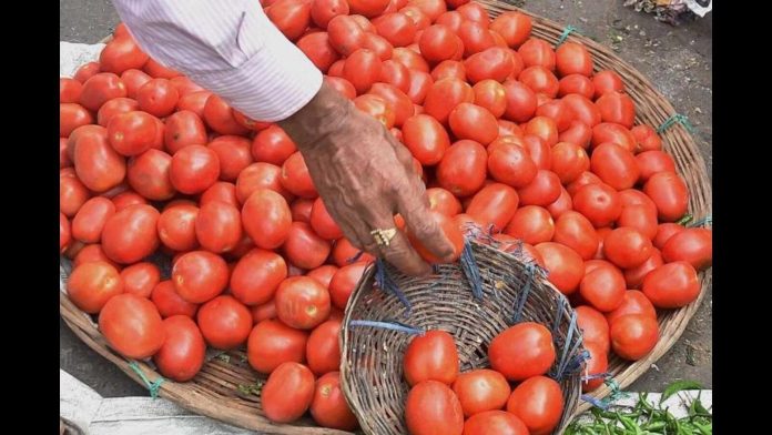 As Tomatoes Prices Reach ₹ 120 per Kg, A ₹ 2.5 Lakh Robbery In Karnataka takes place